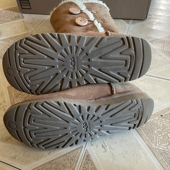 UGG Bailey Button Triplet Boot - Picture 6 of 8